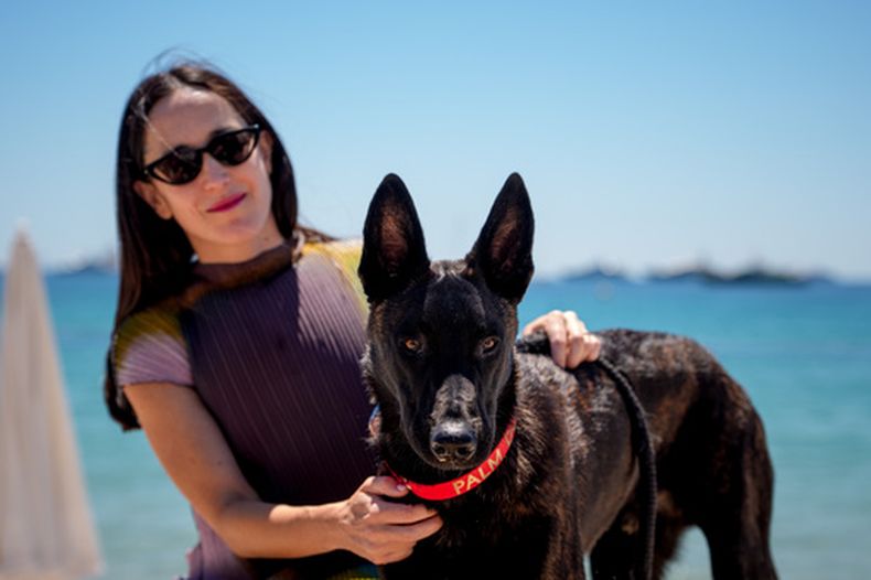 Dominga Sotomayor, a la izquierda, directora de la película La Perra, posa con Apocalipsis tras aceptar el premio Palm Dog en nombre de Yuri, que no pudo asistir, al finalizar la ceremonia de entrega del premio Palm Dog en el 79º Festival Internacional de Cine de Cannes, en el sur de Francia, el viernes 22 de mayo de 2026. (Foto AP/Andreea Alexandru)