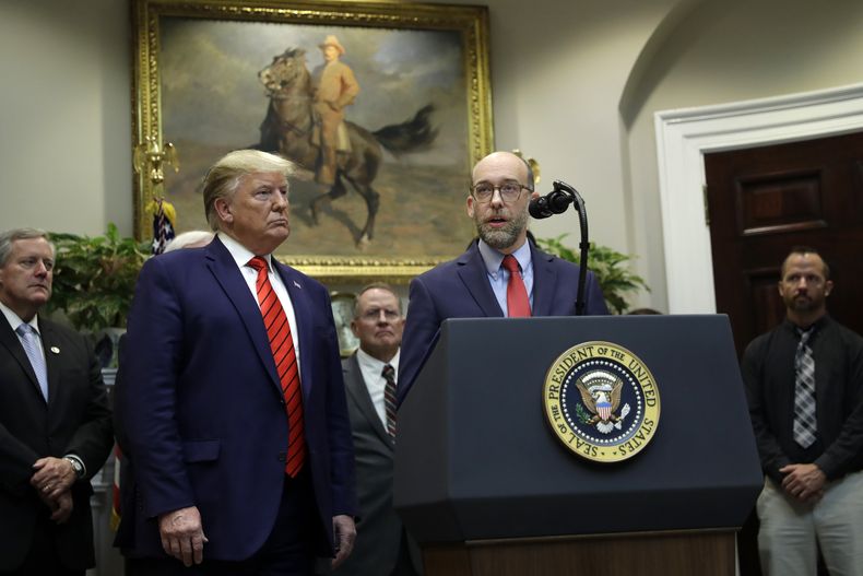 ARCHIVO - El presidente de EEUU, Donald Trump, escucha mientras el director de la Oficina de Administración y Presupuesto Russ Vought habla durante un evento en la Casa Blanca el 9 de octubre de 2019 en Washington. (AP Foto/Evan Vucci, Archivo)