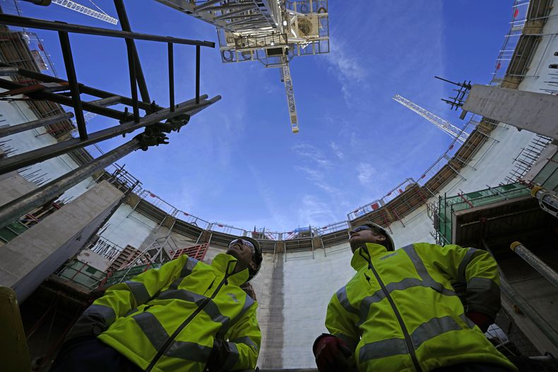 ARCHIVO - Vista del lugar de construcción de la planta nuclear Hinkley Point C en Somerset, Inglaterra, 11 de octubre de 2022. (AP Foto/Kin Cheung, File)