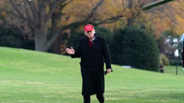 El presidente estadounidense Donald Trump saluda a la prensa en los jardines de la Casa Blanca en Washington el 22 de noviembre del 2025. (AP foto/Jose Luis Magana)