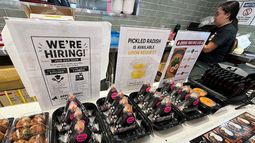 Una tienda busca personal en Schaumburg, Illinois, el 16 de septiembre del 2026. (AP foto/Nam Y. Huh)