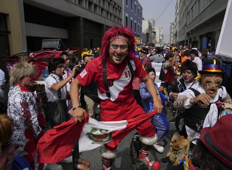 Perú: payasos emergen tras pandemia, luchan contra inflación