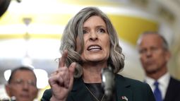 ARCHIVO - La senadora Joni Ernst, republicana por Iowa, habla en el Capitolio, el 24 de septiembre de 2024, en Washington. (AP Foto/Mariam Zuhaib, archivo)