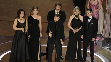 Raney Aronson-Rath, de izquierda a derecha, Vasilisa Stepanenko, Mstyslav Chernov, Evgeniy Maloletka, Michelle Mizner, y Derl McCrudden reciben el premio a mejor largometraje documental por 20 Days in Mariupol en los Oscar el domingo 10 de marzo de 2024, en el Teatro Dolby en Los Ángeles. (Foto AP/Chris Pizzello)