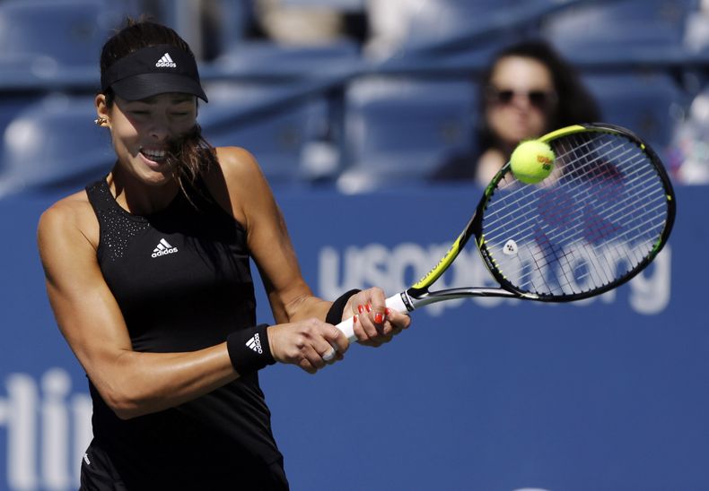 La serbia Ana Ivanovic devuelve un tiro contra Kirolina Pliskova en el US Open el jueves, 28 de agosto de 2014, en Nueva York. (AP Photo/Frank Franklin II)
