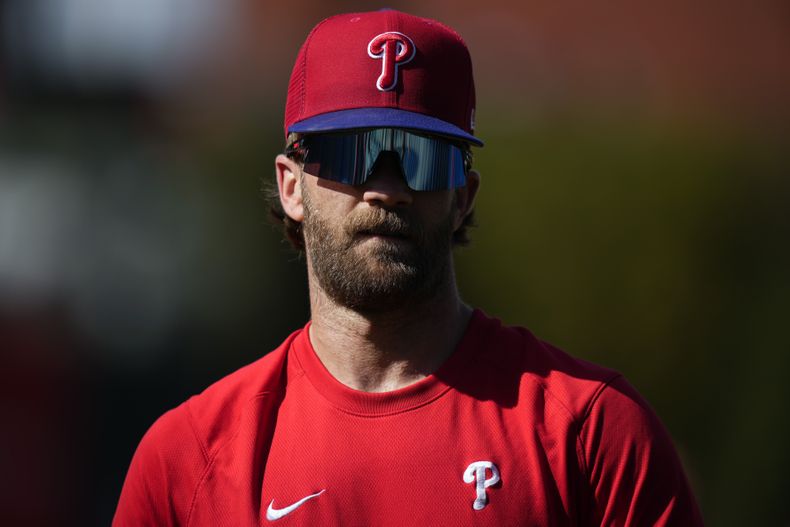 En foto del 21 de abril del 2023, Bryce Harper, de los Filis de Filadelfia, camina en el campo antes del juego de béisbol en contra de los Rockies de Colorado en Filadelfia. El lunes 1 de mayo del 2023, Harper regresa a la alineación de los Filis ante los Dodgers. (AP Foto/Matt Slocum)