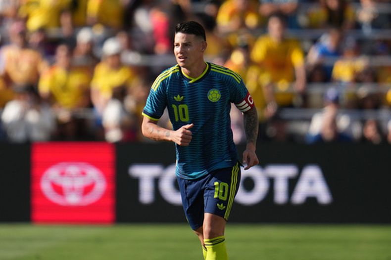 ARCHIVO - James Rodríguez, de la selección de Colombia, disputa un partido amistoso ante Jordania, el 7 de junio de 2026 en San Diego (AP Foto/Gregory Bull, archivo)