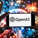 ARCHIVO - El logo de OpenAI, visto en la pantalla de un celular frente a una imagen generada por el modelo Dall-E de texto a imagen de ChatGPT, el 8 de diciembre de 2023, en Boston. (AP Foto/Michael Dwyer, archivo)