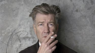ARCHIVO - El cineasta David Lynch posa en su casa de Los Ángeles el 14 de marzo de 2002. (Foto AP/Chris Weeks, archivo)