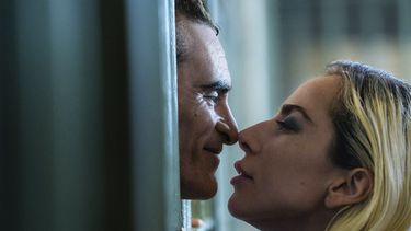 En esta imagen proporcionada por Warner Bros. Pictures, Joaquin Phoenix, izquierda, y Lady Gaga en una escena de Joker: Folie à Deux. (Niko Tavernise/Warner Bros. Pictures vía AP)