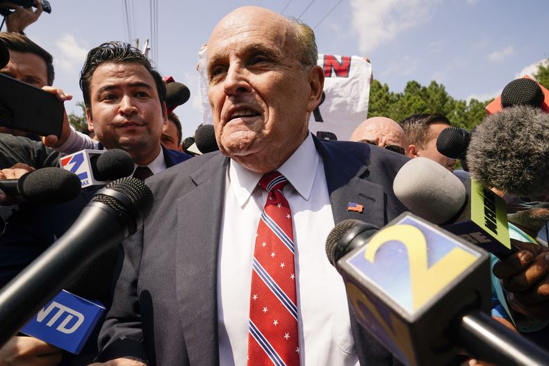 Rudy Giuliani habla afuera de la prisión del condado de Fulton, el miércoles 23 de agosto de 2023, en Atlanta. (AP Foto/Brynn Anderson)