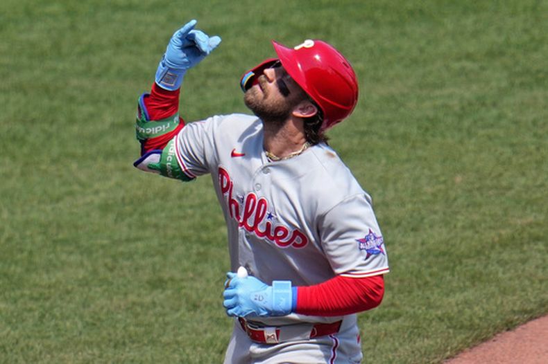 Bryce Harper, de los Filis de Filadelfia, celebra mientras recorre las bases tras conectar un jonrón solitario ante el lanzador de los Piratas de Pittsburgh, Paul Skenes, durante la sexta entrada de un partido de béisbol en Pittsburgh, el domingo 17 de mayo de 2026. (Foto AP/Gene J. Puskar)