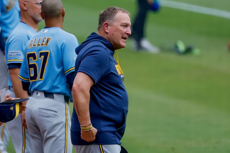 Pat Murphy, mánager de los Cerveceros de Milwaukee, se para para escuchar el himno de Estados Unidos previo al partido de béisbol de Grandes Ligas contra los Bravos de Atlanta, el viernes 19 de junio de 2026, en Atlanta. (AP Foto/Erik S. Lesser)