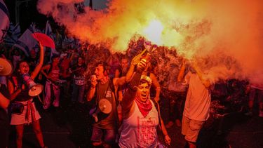 Israelíes protestan contra los planes del primer ministro Benjamin Netanyahu para reformar el sistema judicial del país, el sábado 15 de julio de 2023, en Tel Aviv, Israel. (AP Foto/Ariel Schalit)