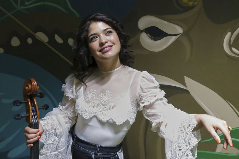 La violonchelista y cantante Ana Carla Maza posa para una fotografía durante una entrevista en la Ciudad de México, el miércoles 11 de junio de 2025. (Foto AP/Berenice Bautista)