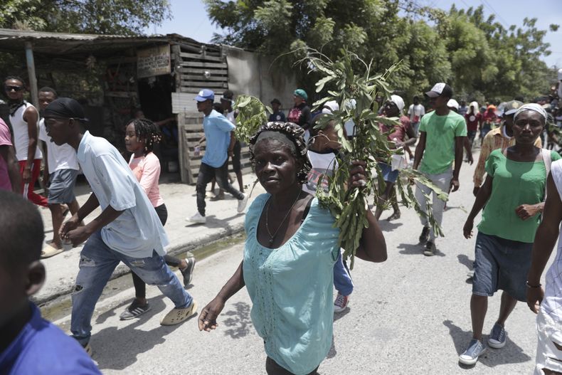 Protesta por el secuestro de una mujer estadounidense y su hija, en el vecindario Cite Soleil de Puerto Príncipe, Haití, el 31 de julio de 2023. (Foto AP/Odelyn Joseph)