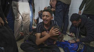 ARCHIVO - Mohammed Abed (centro) llora mientras sostiene el cuerpo de su hermana menor, Massa, de 4 años de edad, quien murió en un ataque aéreo israelí en la Franja de Gaza, en la morgue del Hospital Al Aqsa, en Deir al-Balah, Gaza, el domingo 27 de abril de 2025. (AP Foto/Abdel Kareem Hana, Archivo)