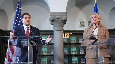 El secretario de Estado Marco Rubio con la ministra de Exteriores de Islandia Thorgerour Katrín Gunnarsdottir en Reikiavik, Islandia el 6 de octubre del 2026. (AP foto/Mark Schiefelbein, Pool)