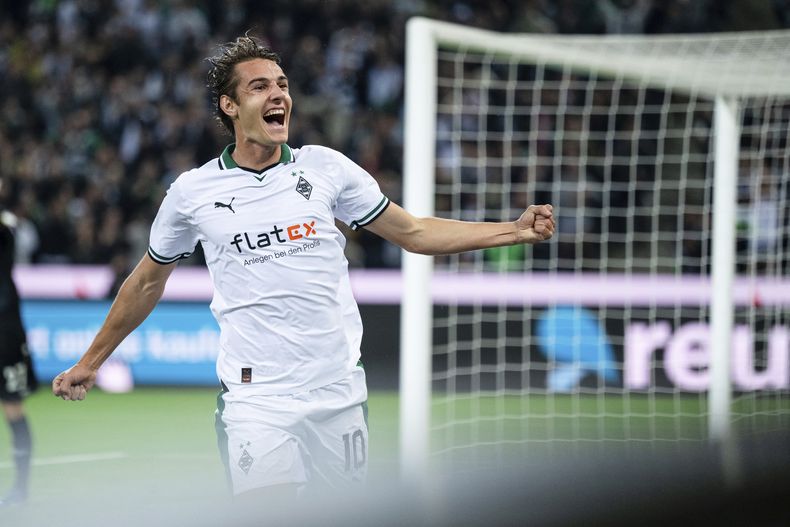 Florian Neuhaus, del Borussia Mönchengladbach, festeja tras anotar el primer tanto del duelo ante Mainz, el viernes 6 de octubre de 2023 (Marius Becker/dpa via AP)