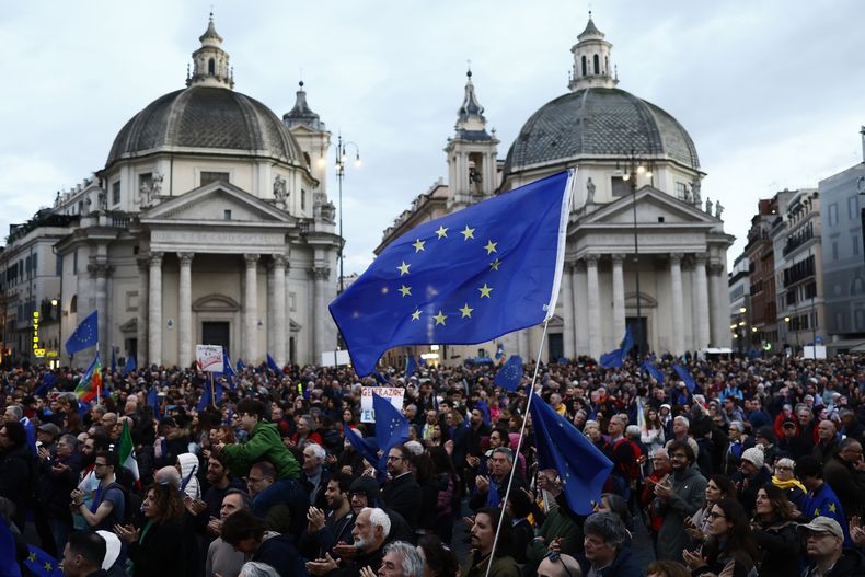Un grupo de personas protesta durante una manifestación proeuropea en la céntrica Piazza del Popolo de Roma, Italia, el sábado 15 de marzo de 2025. (Cecilia Fabiano/LaPresse via AP)