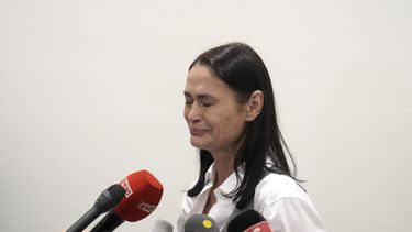 La actriz británica Charlotte Lewis reacciona tras la sentencia a favor del cineasta Roman Polanski el martes 14 de mayo de 2024 en París. Roman Polanski fue absuelto de difamar la actriz a la que calificó de mentirosa después de que ella acusara al director de agresión sexual. (Foto AP/Thibault Camus)