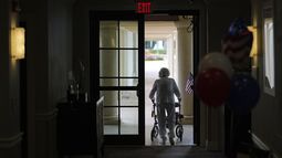 Una mujer usa una caminadora mientras sale de la residencia para ancianos Toby and Leon Cooperman Sinai Residences, el 4 de julio de 2025, en Boca Raton, Florida. (AP Foto/Rebecca Blackwell)