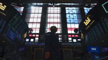 Wall Street abre en baja ante dispares reportes de empresas