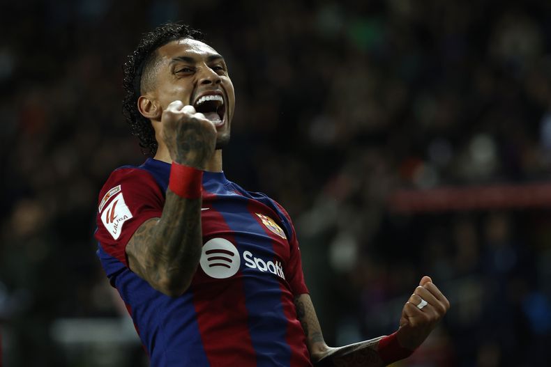 El brasileño Raphinha, del Barcelona, festeja luego de anotar ante Las Palmas en un encuentro de La Liga española, disputado el sábado 30 de marzo de 2024 (AP Foto/Joan Monfort)
