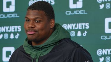 ARCHIVO - Quinnen Williams, de los Jets de Nueva York, habla con la prensa tras una práctica el 24 de mayo de 2022 (AP Foto/Seth Wenig, archivo)