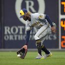 El dominicano Raimel Tapia, de los Cerveceros de Milwaukee, captura una pelota bateada de sencillo durante el encuentro del martes 18 de julio de 2023, ante los Filis de Filadelfia (AP Foto/Matt Slocum)