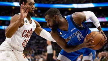 Mitchell guía a Cavaliers a ganar 105-90 a Mavericks