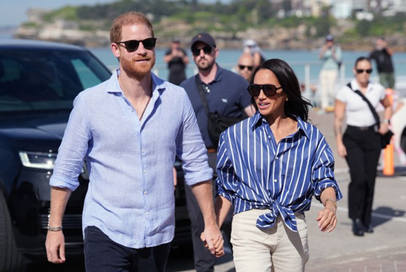 ARCHIVO - El príncipe Enrique y Meghan, los duques de Sussex, llegan a un evento durante una visita a Bondi Beach, Australia, el 17 de abril de 2026. (Jonathan Brady/Pool Photo via AP, archivo)