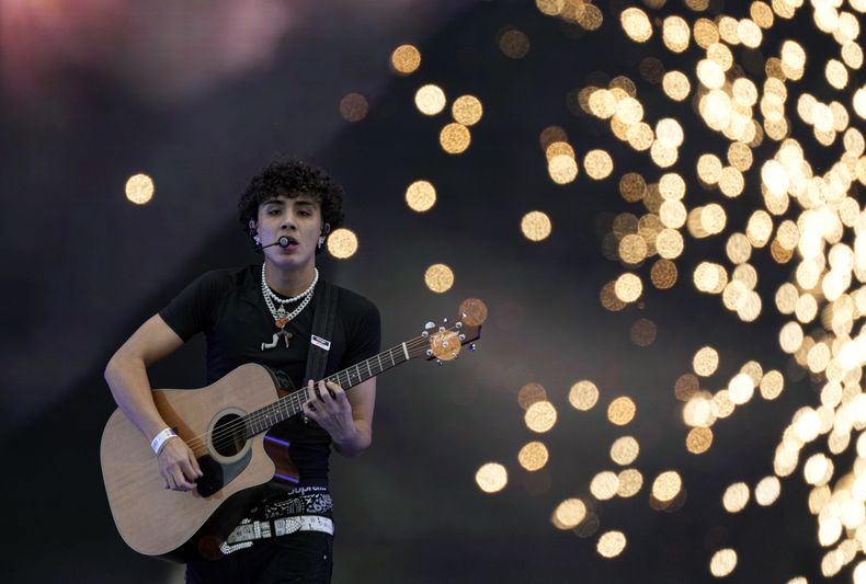 DannyLux durante su presentación en el primer día del festival Arre en la Ciudad de México el sábado 9 de septiembre de 2023. (Foto AP/Fernando Llano)