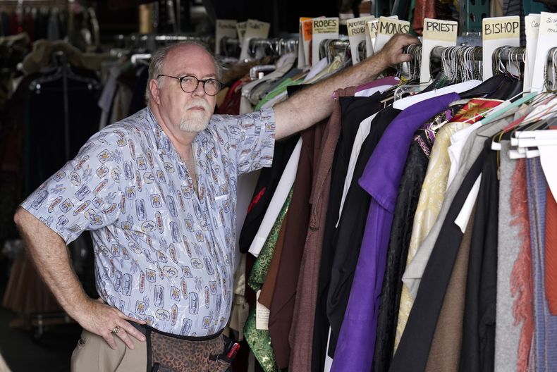 Shon LeBlanc, copropietario del servicio de alquiler de vestuario Valentinos Costume Group, posa para un retrato en su bodega el viernes 26 de mayo de 2023, en Los Ángeles. (Foto AP/Chris Pizzello)