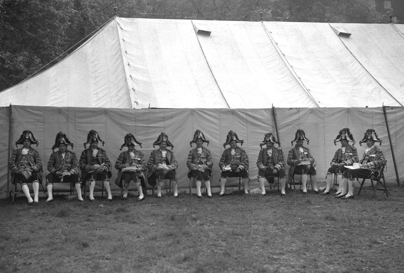ARCHIVO- Cocheros comen su almuerzo en los terrenos de la Abadía de Westminster durante la coronación de la reina Isabel II de Gran Bretaña el 2 de junio de 1953. AP reunirá un pequeño ejército para cubrir la coronación del rey Carlos III este fin de semana. Para la coronación de su madre hace 70 años, el servicio de noticias también contó con la ayuda de una fuerza aérea. En 1953, tomaba ocho minutos transmitir una sola fotografía en blanco y negro, siempre que las condiciones climáticas y las líneas telefónicas cooperaran. Entre los métodos que AP empleó para transmitir las fotos de Londres a sus clientes de periódicos estadounidenses había un acuerdo para ponerlas en aviones de combate de la Fuerza Aerea Real. (Foto AP, archivo)