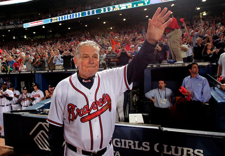 ARCHIVO - Foto del 11 de octubre del 2010, el mánager de los Bravos de Atlanta Bobby Cox saluda a los aficionados en el juego 4 de la Serie Divisional ante los Gigantes de San Francisco. (AP Foto/Dave Martin, Archivo)