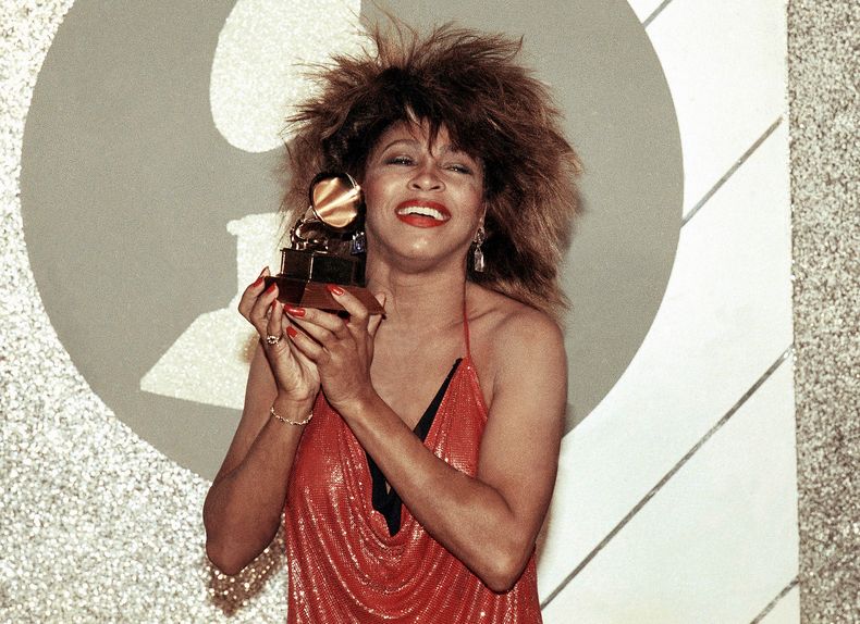 ARCHIVO - La estrella pop y R&B Tina Turner, sostiene un Grammy el 27 de febrero de 1985, en Los Angeles. Turner, la imparable cantante y artista, murió el miércoles después de una larga enfermedad en su casa en Küsnacht, cerca de Zúrich, Suiza, según su mánager. Tenía 83 años. (Foto AP/Nick Ut, archivo)