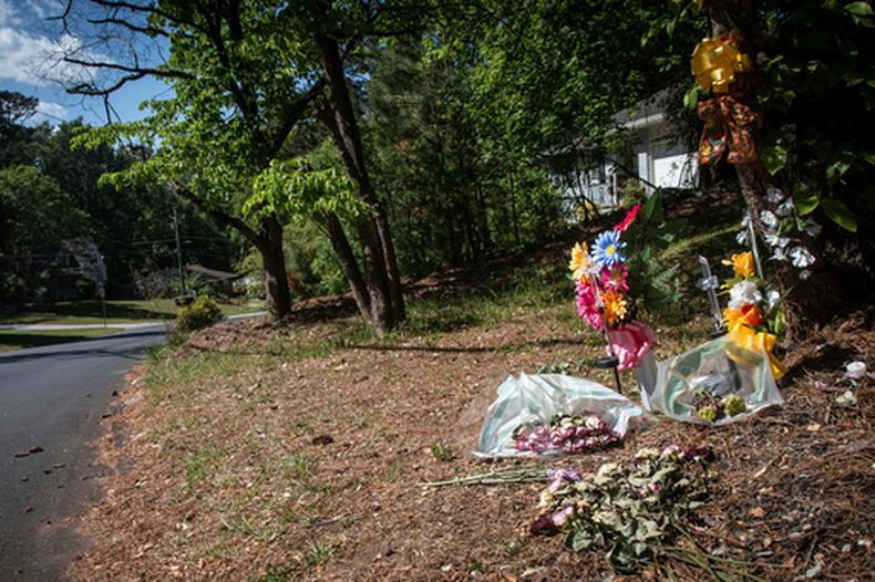 Flores yacen en el suelo cerca del lugar donde murió Lauren Bullis, en, Georgia, el viernes 17 de abril de 2026. (AP Foto/Ron Harris)