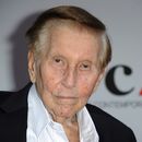 ARCHIVO - El magnate de los medios Sumner Redstone llega a la Gala MOCA 2013 celebrando la inauguración de la exposición Urs Fischer en el MOCA, en Los Ángeles, el 20 de abril de 2013. El gigante del entretenimiento Paramount se fusionará con Skydance, cerrando una era dirigida por la familia Redstone en Hollywood lo que inyectará dinero en un estudio heredado que ha luchado por adaptarse a un panorama cambiante del entretenimiento. También señala el surgimiento de un nuevo actor poderoso, David Ellison, fundador de Skydance e hijo del multimillonario Larry Ellison, fundador de la empresa de software Oracle. (Foto Richard Shotwell/Invision/AP, archivo)