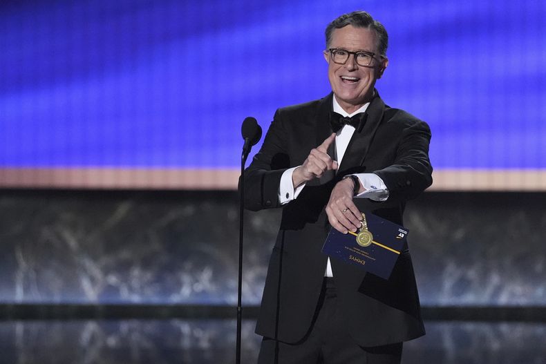 Stephen Colbert presenta el premio al mejor actor principal en una serie de comedia durante la 77a edición de los Premios Emmy el domingo 14 de septiembre de 2025 en el Teatro Peacock de Los Ángeles. (Foto AP/Chris Pizzello)