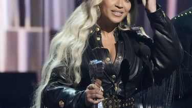ARCHIVO - Beyoncé, a la izquierda, acepta el Premio Innovador durante los iHeartRadio Music Awards, el 1 de abril de 2024, en el Dolby Theatre de Los Ángeles. (Foto AP/Chris Pizzello, archivo)