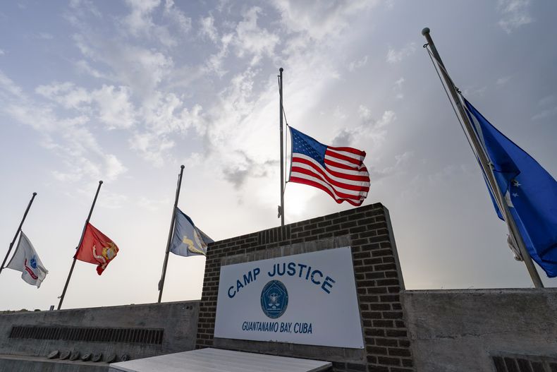 ARCHIVO – En la imagen, revisada por oficiales del Ejército de Estados Unidos, se observan banderas a media asta en Camp Justice, el 29 de agosto de 2021, en la Base Naval de Guantánamo, Cuba. (AP Foto/Alex Brandon, Archivo)