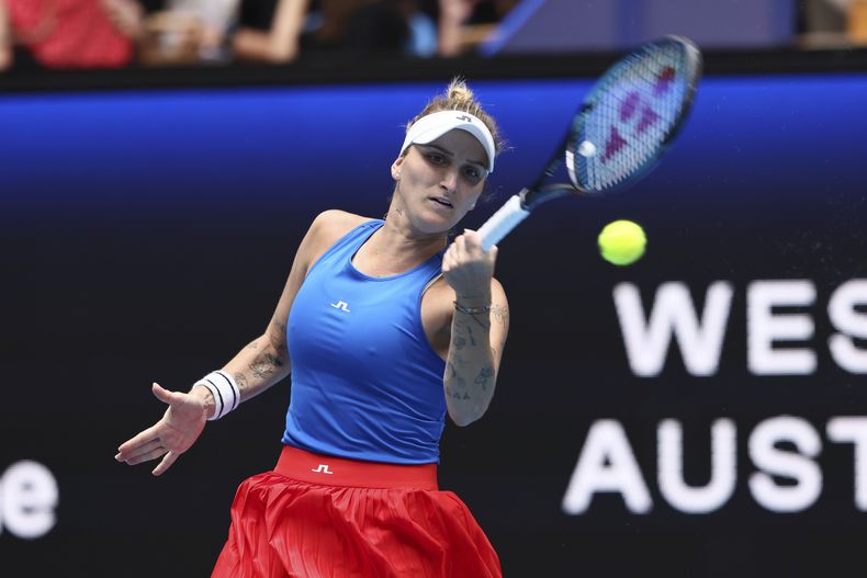 La tenista checa Marketa Vondrousova devuelve una pelota a la serbia Olga Danilovic durante el torneo United Cup en Perth, Australia, el martes 2 de enero de 2024. (AP Foto/Trevor Collens)