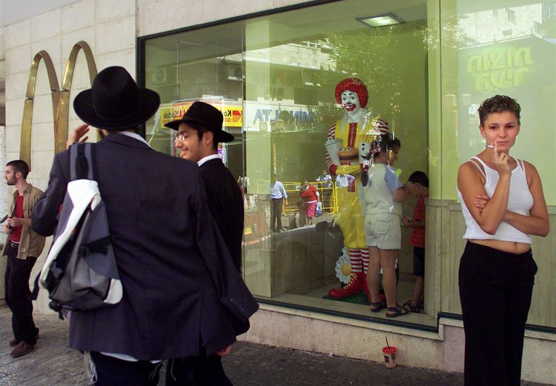 Foto tomada en un McDonald’s en Jerusalén, el 16 de agosto de 2002. (Foto AP/David Guttenfelder)