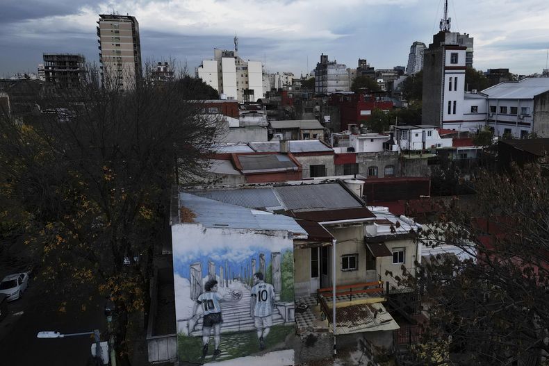 Un mural con las imágenes de Diego Maradona (izquierda) y Lionel Messi adorna una pared en el barrio de La Boca en Buenos Aires, el domingo 4 de mayo de 2025. (AP Foto/Natacha Pisarenko)