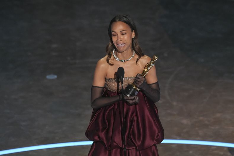 Zoe Saldana recibe el premio a mejor actriz de reparto por Emilia Pérez en los Oscar el domingo 2 de marzo de 2025 en el Teatro Dolby de Los Ángeles. (Foto AP/Chris Pizzello)