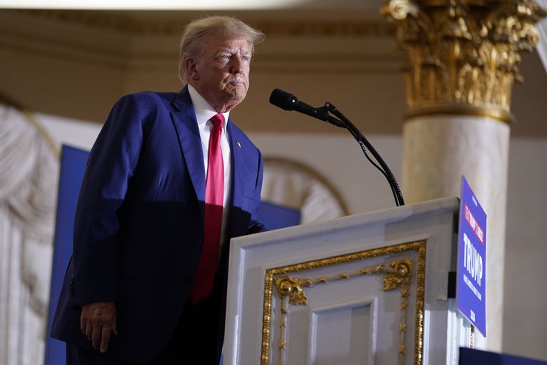 El expresidente Donald Trump en su mansión de Mar-a-Lago en Palm Beach, Florida, el 4 de agosto de 2023. (Foto AP /Evan Vucci)
