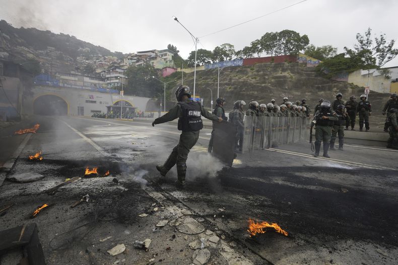 La Guardia Nacional toma una calle bloqueada por residentes que protestaban por los resultados oficiales el día después de las elecciones presidenciales en Caracas, Venezuela, el lunes 29 de julio de 2024. (AP Foto/Fernando Vergara)