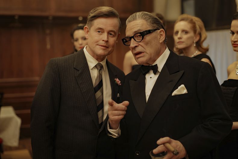 En esta imagen difundida por Netflix, Caspar Phillipson, como JFK, izquierda, y Haluk Bilginer, como Aristóteles Onassis, en una escena de María. (Pablo Larraín/Netflix vía AP)