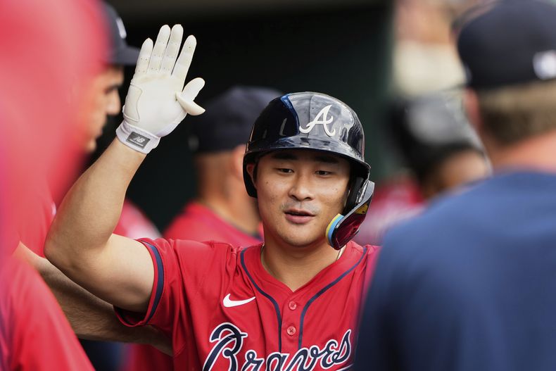 Ha-Seong Kim de los Bravos de Atlanta celebra en el dugout su jonrón en la cuarta entrada ante los Tigres de Detroit el domingo 21 de septiembre del 2025. (AP Foto/Ryan Sun)